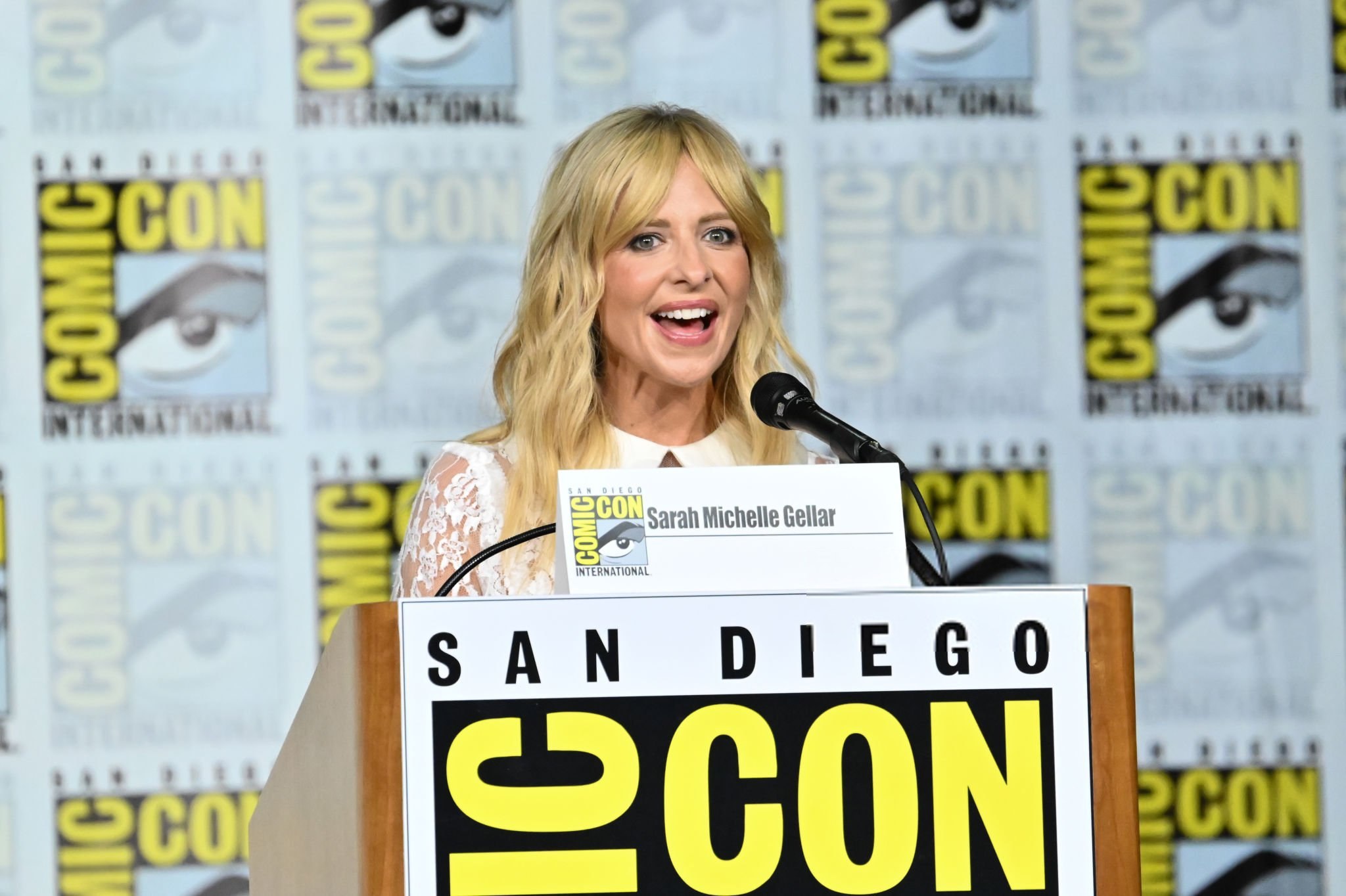 sarahmichellegellarweb_dexteroriginalsinsandiegocomiccon20240726_003.jpg