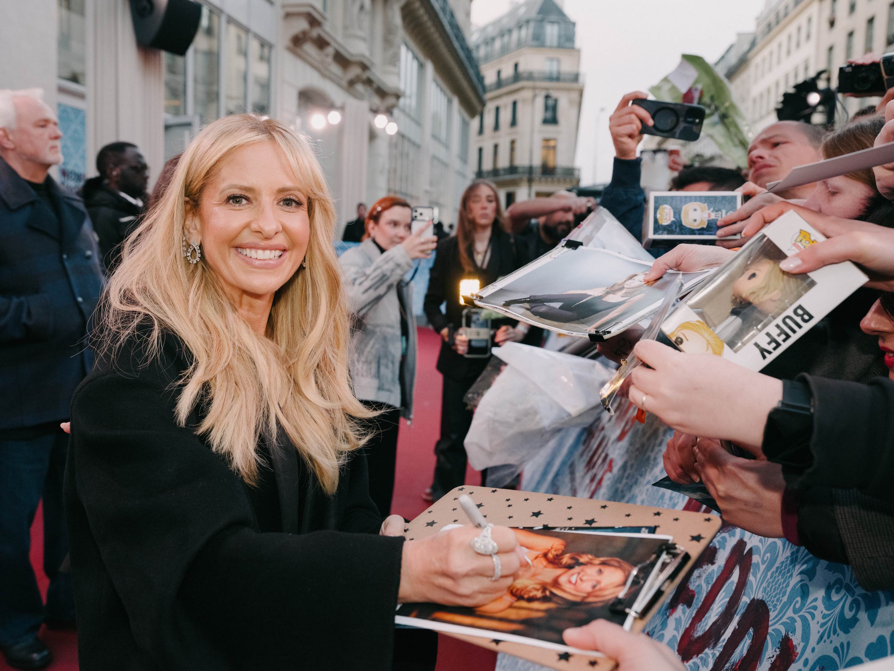 Sarah_Michelle_Gellar_Wedding_Nightmare_2_Paris_Premiere_20260325_Outside_001.jpg