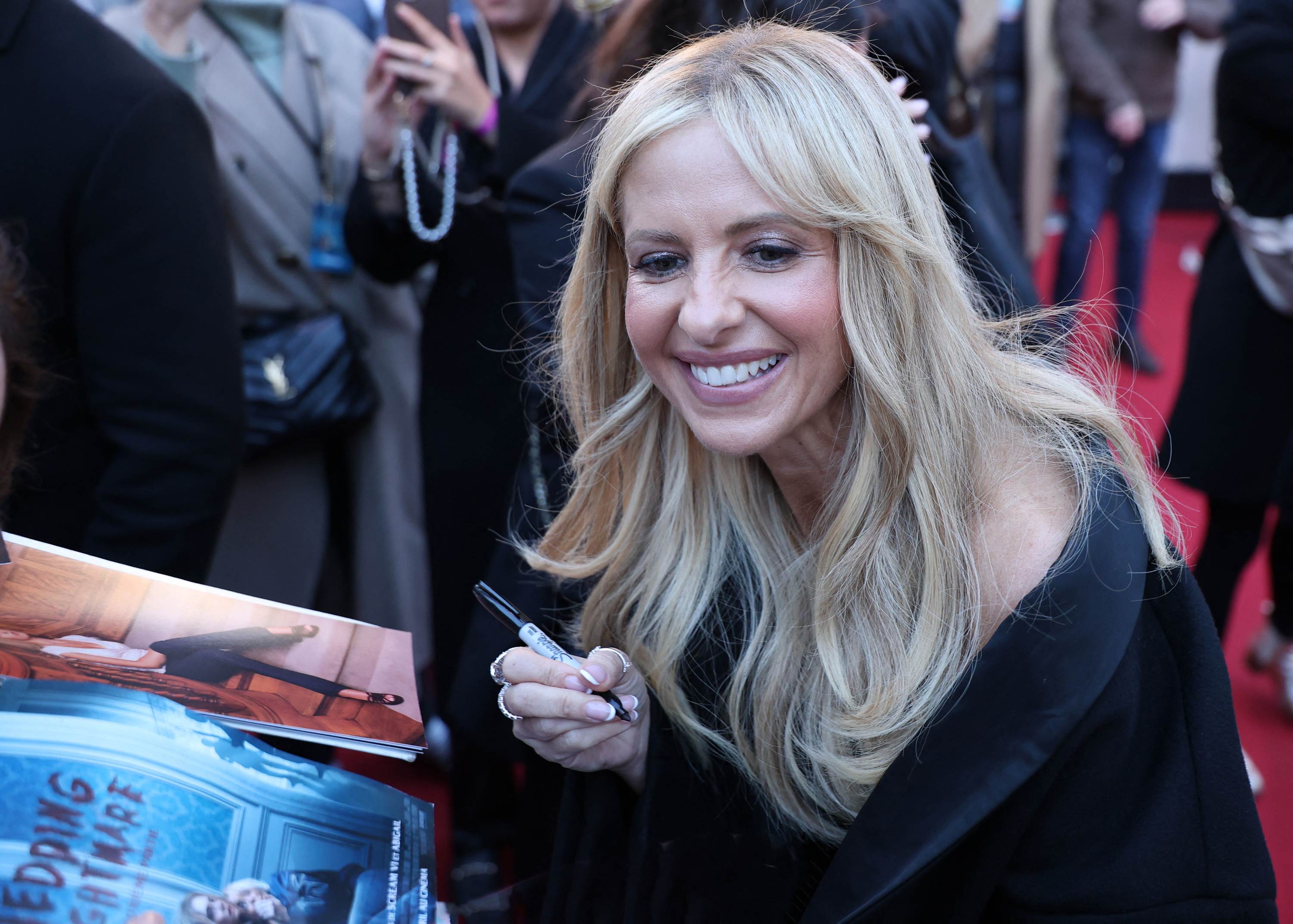 Sarah_Michelle_Gellar_Wedding_Nightmare_2_Paris_Premiere_20260325_Outside_007.jpg Sarah_Michelle_Gellar_Wedding_Nightmare_2_Paris_Premiere_20260325_Outside_007.jpg