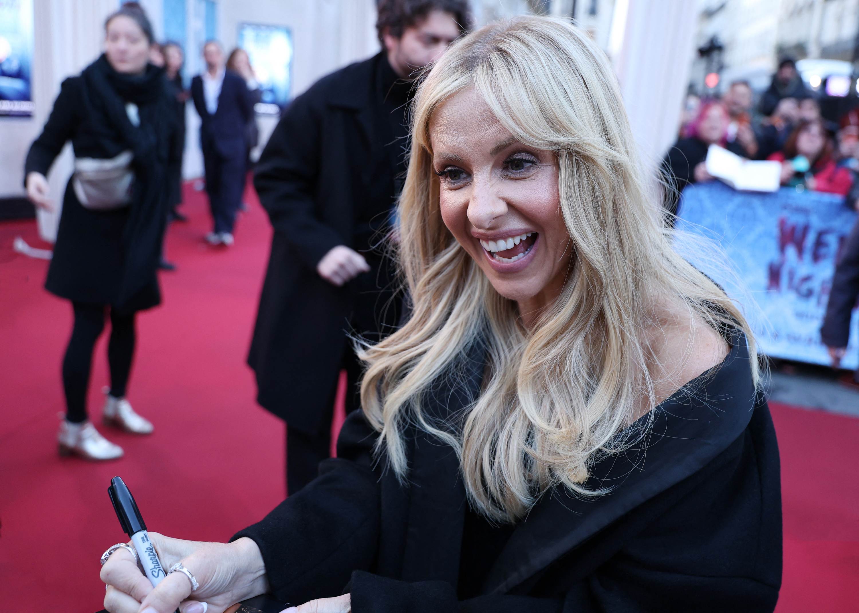 Sarah_Michelle_Gellar_Wedding_Nightmare_2_Paris_Premiere_20260325_Outside_008.jpg Sarah_Michelle_Gellar_Wedding_Nightmare_2_Paris_Premiere_20260325_Outside_008.jpg