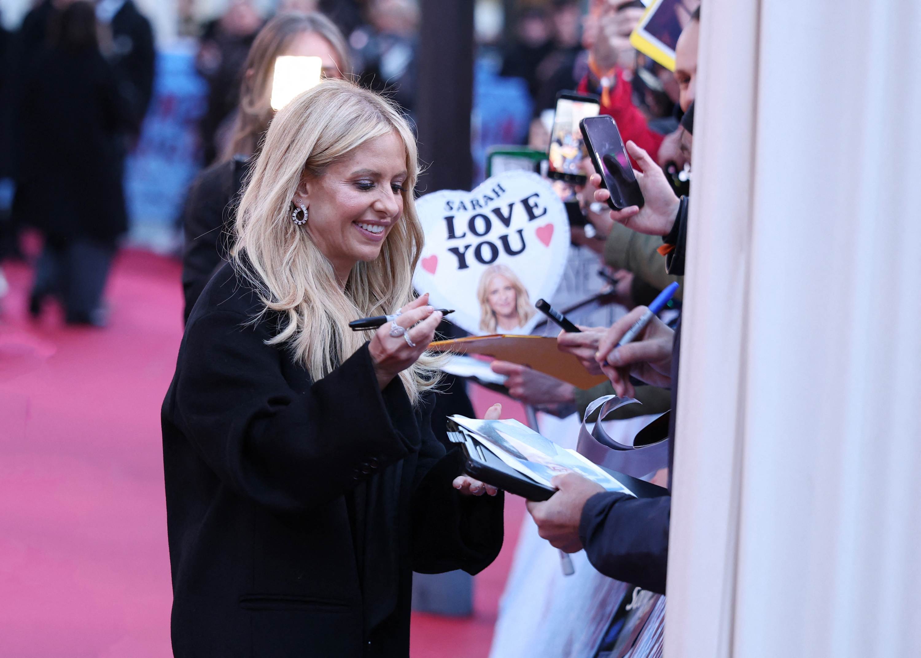 Sarah_Michelle_Gellar_Wedding_Nightmare_2_Paris_Premiere_20260325_Outside_011.jpg Sarah_Michelle_Gellar_Wedding_Nightmare_2_Paris_Premiere_20260325_Outside_011.jpg