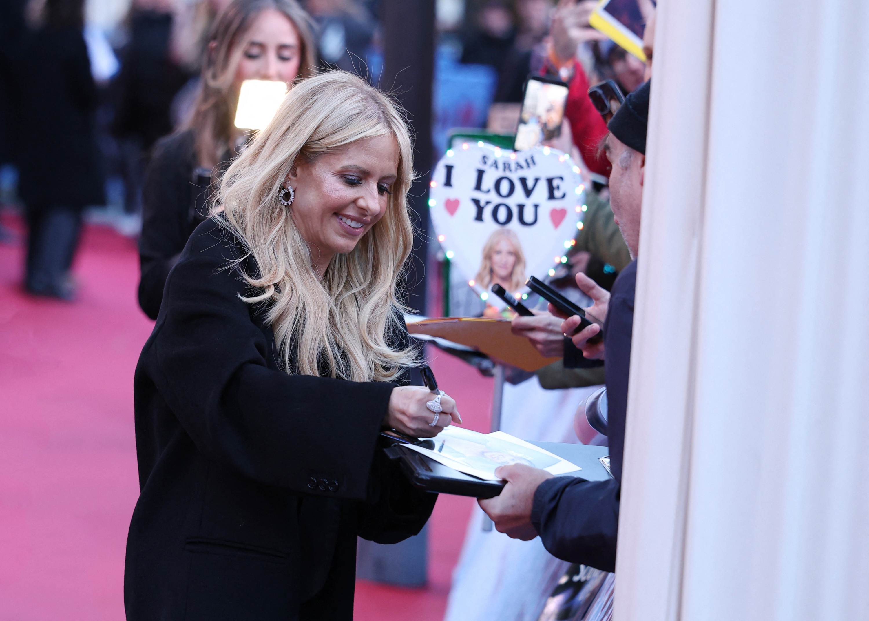 Sarah_Michelle_Gellar_Wedding_Nightmare_2_Paris_Premiere_20260325_Outside_012.jpg Sarah_Michelle_Gellar_Wedding_Nightmare_2_Paris_Premiere_20260325_Outside_012.jpg