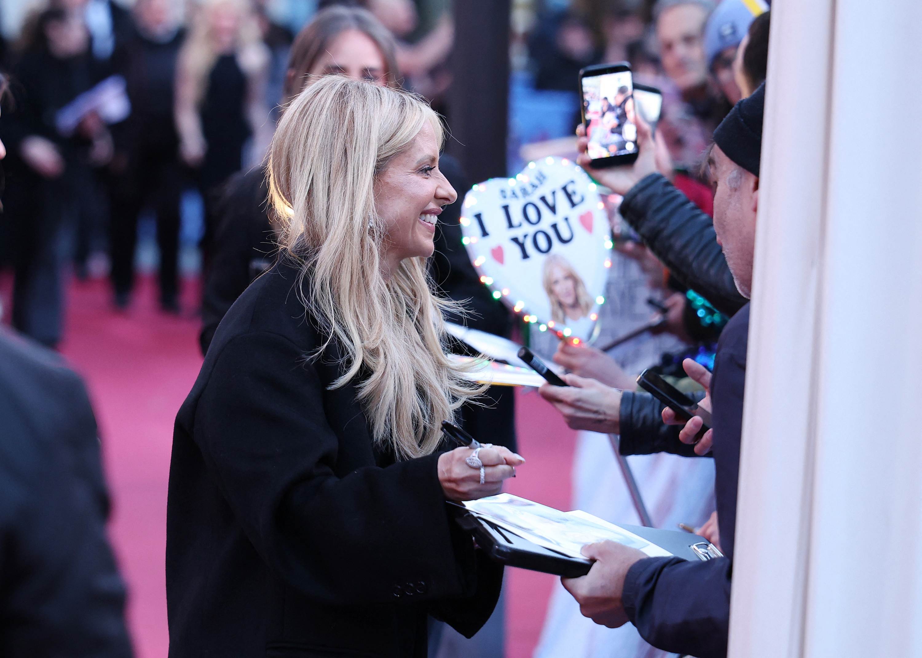 Sarah_Michelle_Gellar_Wedding_Nightmare_2_Paris_Premiere_20260325_Outside_013.jpg Sarah_Michelle_Gellar_Wedding_Nightmare_2_Paris_Premiere_20260325_Outside_013.jpg
