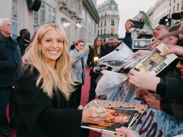 Sarah_Michelle_Gellar_Wedding_Nightmare_2_Paris_Premiere_20260325_Outside_001.jpg